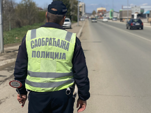 Прекршај за прекршајем – возач у Младеновцу без појаса и докумената, у нерегистрованом ауту превозио двоје деце