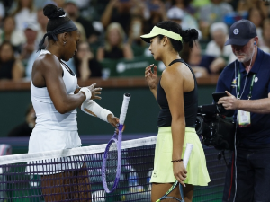 Гоф покушала да игра са повређеном руком па предала меч на Индијан Велсу