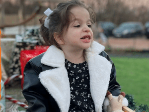 Дечак кренуо на хуманитарно пешачење из Крагујевца за лечење своје сестре Јање