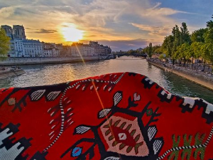 Са пиротским ћилимом око света