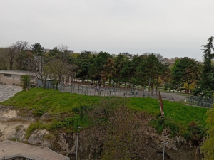 Облачно уз слабу кишу понегде, после подне подне ведрије