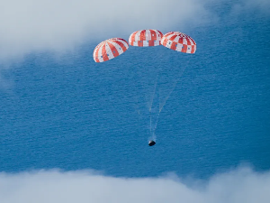Историјски повратак Артемисa 2 – ватрени улазак у атмосферу пре спуштања у Тихи океан