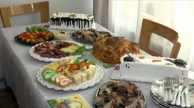 Кад „очи једу“ више од стомака – како да не упаднемо у калоријски шок за празничном трпезом