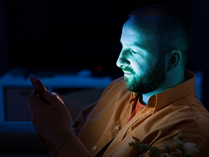 Плава светлост под лупом: да ли нас екрани заиста лишавају сна