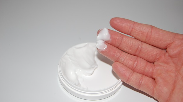 Утицај козметичких препарата за тело код девојчица - где је граница између здраве навике и штетног утицаја?