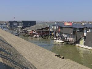 Без дозвола и уз гомиле смећа – уклоњени београдски сплавови завршили на Ади Хуји и у Јакову, мештани огорчени