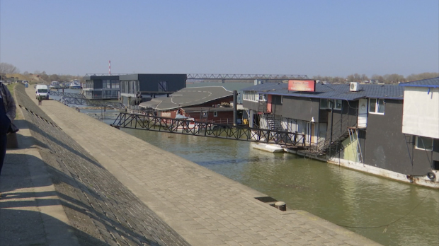 Без дозвола и уз гомиле смећа – уклоњени београдски сплавови завршили на Ади Хуји и у Јакову, мештани огорчени