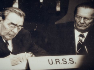 Тито између истока и запада