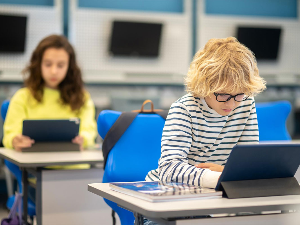 Шведска гаси екране у учионицама – повратак књигама, папиру и оловци подигао прашину у јавности