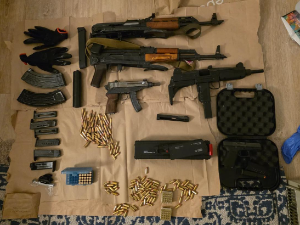 Три особе ухапшене у Београду – заплењени снајпер, експлозив и опрема за паковање наркотика