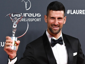 Новак Ђоковић у улози водитеља на месту где је пет пута проглашаван најбољим