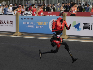После прошлогодишњих „повреда и ломова", на овогодишњем маратону у Кини, робот је био бржи од победника 