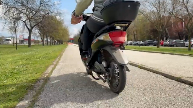 Скутер није бицикл али их закон не препознаје – најчешће их возе малолетна лица без светала и кациге