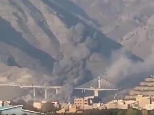 Највећи ирански мост срушен у америчком ваздушном удару – Трамп објавио снимак