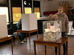 Лацмановић из агенције "Фактор плус": Вучић размишља о три термина за ванредне изборе