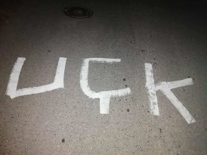 Графити "УЧК" на путу ка језеру Газиводе; Канцеларија за КиМ: Нова претња и провокација на рачун Срба