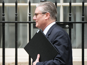 Афера Епстин потреса Лондон — Стармер под притиском због Менделсона и оптужби за обмањивање парламента