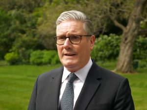 Афера Епстин потреса Лондон — Стармер под притиском због Менделсона и оптужби за обмањивање парламента