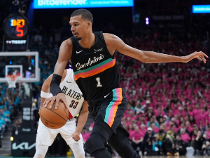 Вембањама оборио рекорд Тима Данкана и победом дебитовао у плеј-офу