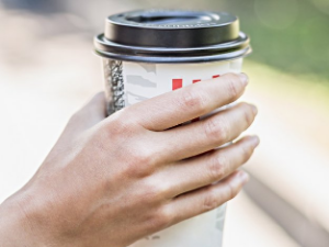 Филећи пиле и капучино за понети