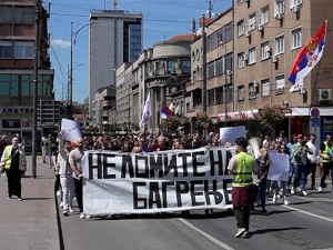 Протест "Не ломите нам багрење" против цепања нишког Филозофског факултета