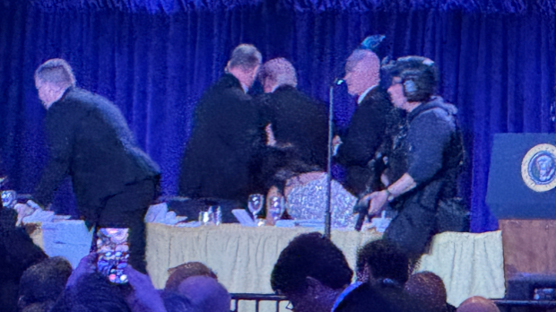 Трамп евакуисан током вечере са дописницима Беле куће – чули се пуцњи, рањен тајни агент