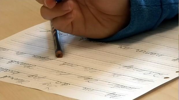 Зашто Шведска у школе враћа папир и оловку – кад пишеш руком, ти мислиш