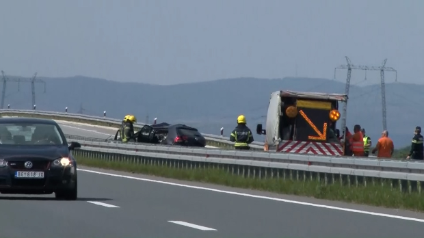 Три особе страдале на ауто-путу Шабац-Рума, аутомобил ишао у супротном смеру