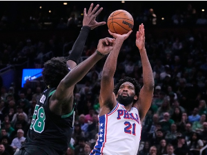 Ембид одржао Сиксерсе у животу, Селтикси испустили прву "меч-лопту"