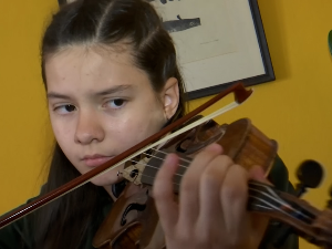 Талентована нишка виолинисткиња Емилија Анастасијевић Чикош наступа на инструменту из 1730. године