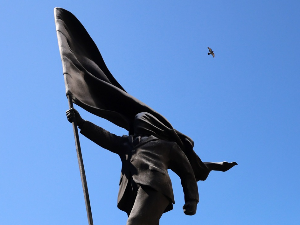 Бенкси опет изненадио Британце – антиимперијалистичка статуа у центру Лондона 