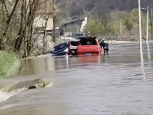 Врх поплавног таласа на току Западне Мораве; ватрогасци спасили две особе из бујице на путу Пожега–Лучани