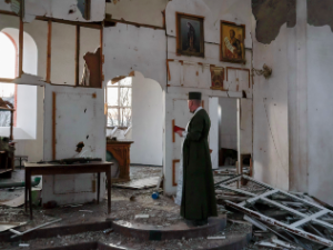 Гађан аутобус у Никопољу – троје страдало, 12 рањених; напад на зграду у руској Владимирској области