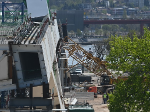 Обрушио се кран на градилишту новог моста, једна особа погинула, два радника повређена