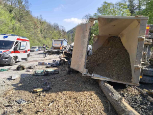 Тешка несрећа на Иришком венцу, преврнуо се камион па ударио у комби