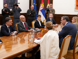 Председник Вучић наставља консултације – на Андрићевом венцу представници СНС-а и Удруженог синдиката Слога