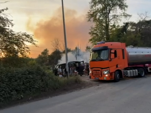 Пожар на Чукарици – две бараке захваћене, у току догашавање