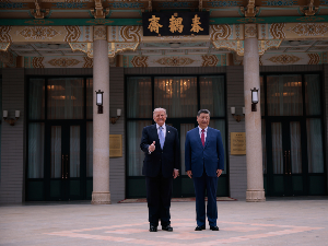 Поруке мира Сија и Трампа уз руже и чај из седишта КП Кине