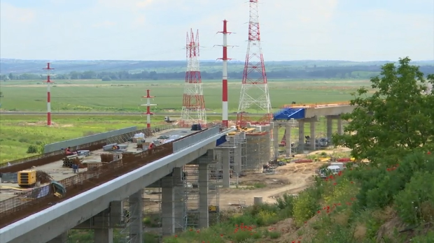 Возом од центра Београда до аеродрома и Експа – при крају изградња вијадукта преко Сурчинског поља