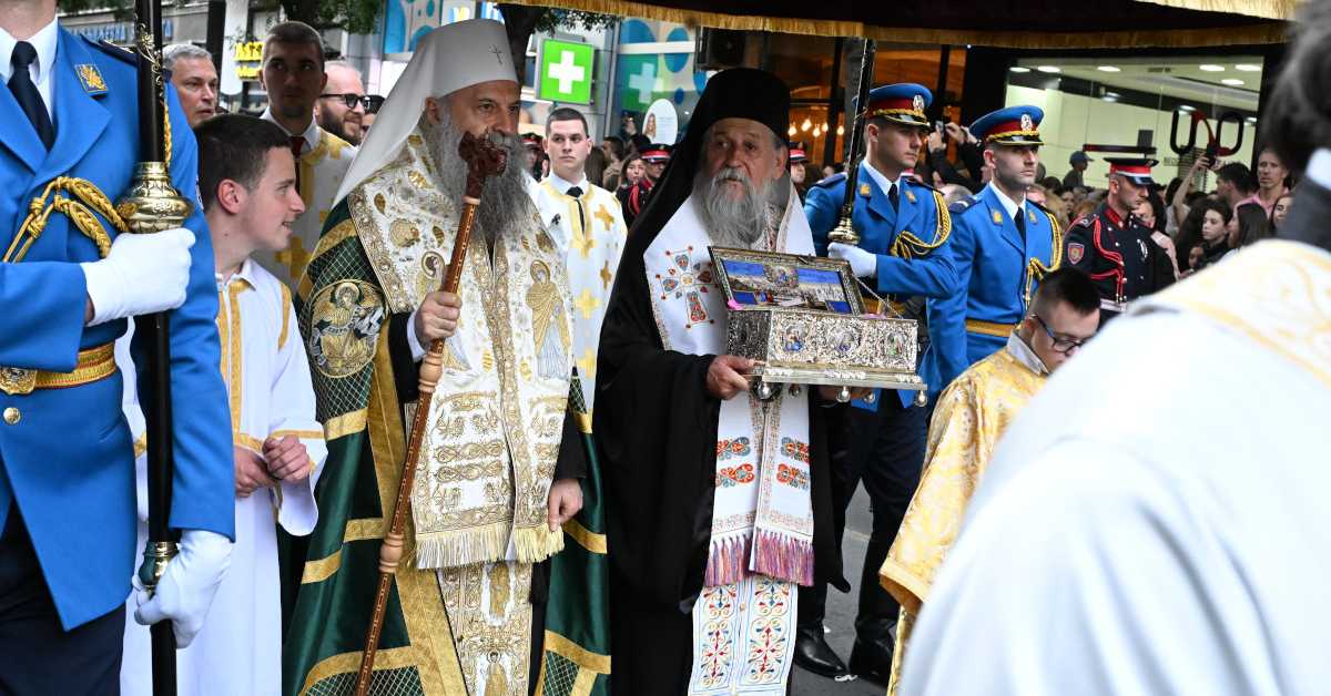 Литија са Појасом Пресвете Богородице на челу стигла до Храма Светог Саве, служен молебан