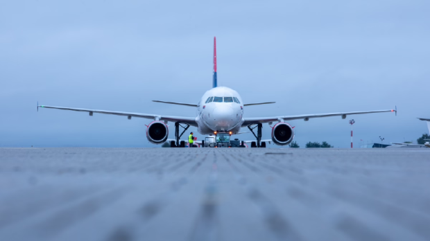 Prvi avion na direktnoj liniji Beograd–Baku sleteo u Azerbejdžan, dočekan vodenim lukom