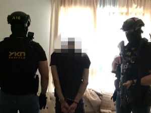Ухапшене две особе због сумње да су у жбуњу на Врачару оставили аутоматску пушку са 30 метака
