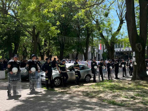 Конститутивна седница СО Кула, испред зграде окупљене две групе грађана