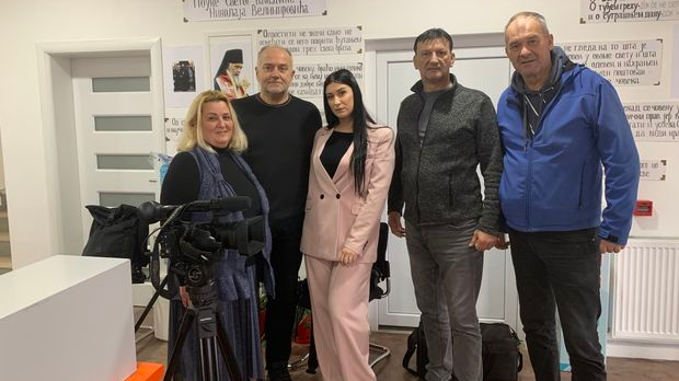 Право на сутра: У невидљивим жицама