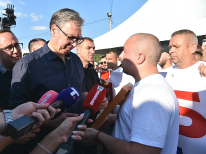 Срби са КиМ председнику Вучићу у Опланићима уручили икону Светог Лазара