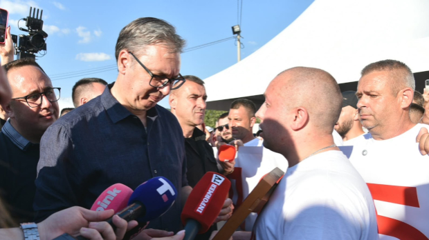 Срби са КиМ председнику Вучићу у Опланићима уручили икону Светог Лазара