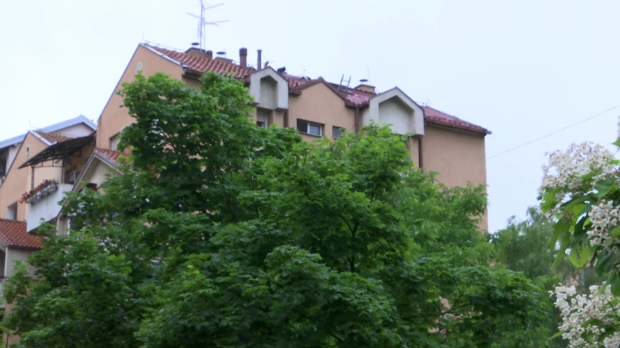 Запалио се кров стамбене зграде на Бежанијској коси
