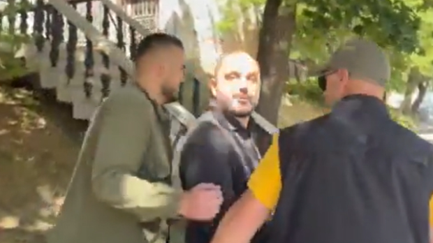 Општинска инспекција покушала да уклони знак "Волим Митровицу", полиција привела Радојевића и Запорожца
