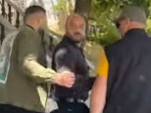 Општинска инспекција покушала да уклони знак „Волим Митровицу“, полиција привела Радојевића и Запорожца