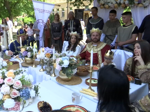 Барјактари, штитоноше и дворске даме... Судбоносно „да